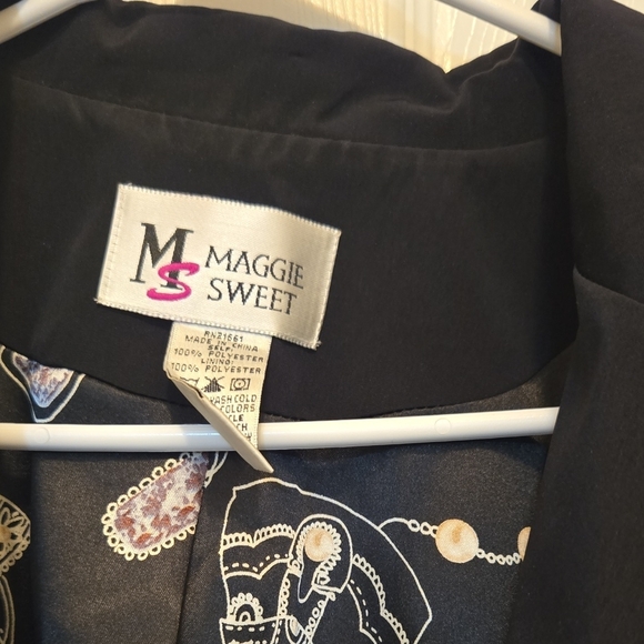 Black and Gold Blazer with Tailored Silhouette - Picture 2 of 8